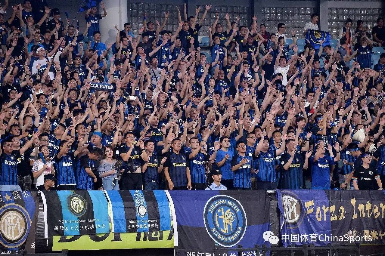 铃木一朗在美职的首场比赛中击出内野安打，向全美展示了其极速的跑垒力